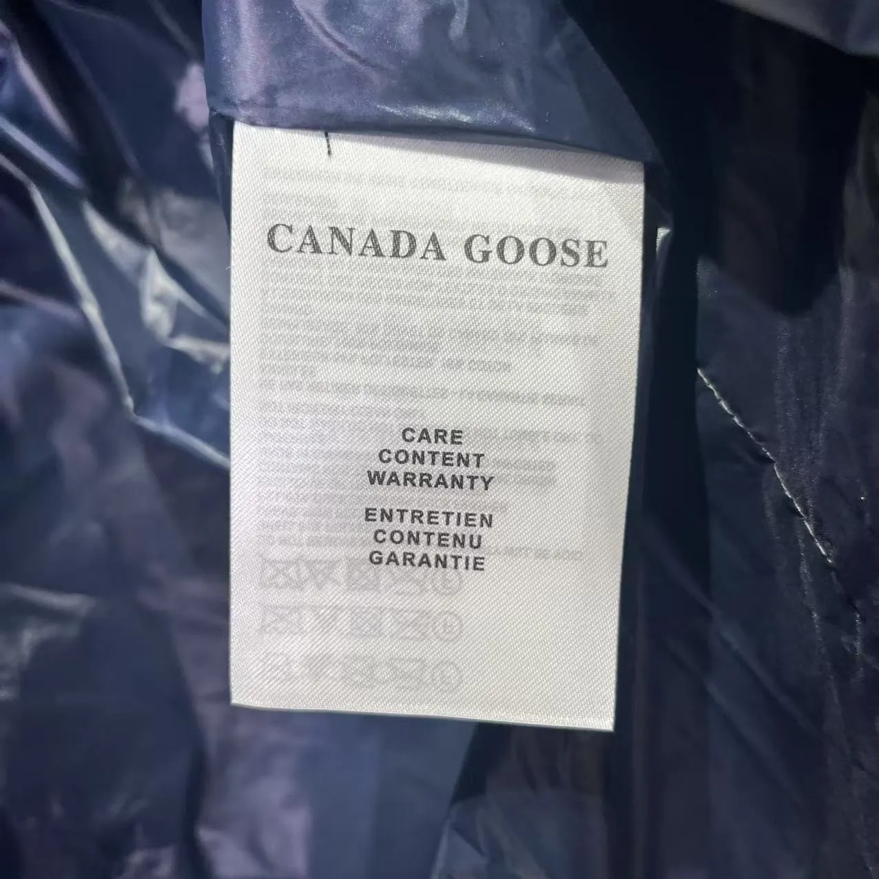 P840 𝑪𝒂𝒏𝒂𝒅𝒂 𝑮𝒐𝒐𝒔𝒆 Canada Goose 2227 Dark Blue Red Label Down Jacket Lightweight Canada Goose Crofton Series Crofton Series Ski Season Logo Solid Color Glossy Hooded Waterproof Windproof Ultra Light Down Jacket Men's Style: Dark Blue Red Label s-xxl